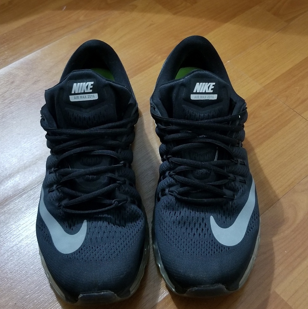 I sell a pair of shoes nike air max the number of